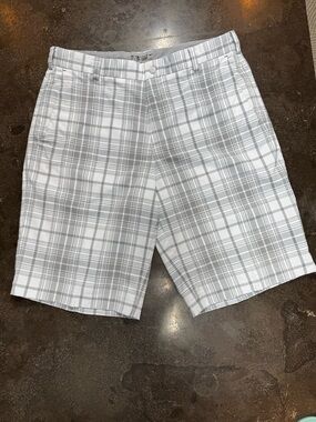 Nike White and Gray Plaid Flat Front Shorts Dry Fit Mens Sz 34